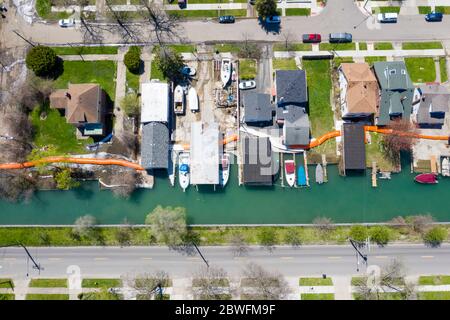 Detroit, Michigan - la ville a installé des barrières orange de contrôle des crues autour des canaux du côté est de la ville pour protéger les maisons contre les inondations Banque D'Images