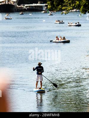 Berlin, Allemagne. 1er juin 2020. Un pagayeur debout se tient sur son plateau et d'autres personnes profitent du soleil dans les bateaux sur le Landwehrkanal. Le temps ensoleillé et chaud a attiré beaucoup de gens dehors le lundi de Pentecôte. Crédit : Carsten Koall/dpa/Alay Live News Banque D'Images