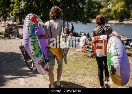 Berlin, Allemagne. 1er juin 2020. Deux personnes transportent des bateaux gonflables vers la rive du Landwehrkanal. Le temps ensoleillé et chaud a attiré beaucoup de gens dehors le lundi de Pentecôte. Crédit : Carsten Koall/dpa/Alay Live News Banque D'Images