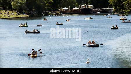 Berlin, Allemagne. 1er juin 2020. Les gens apprécient le soleil dans les bateaux sur le Landwehrkanal. Le temps ensoleillé et chaud a attiré beaucoup de gens le lundi de Pentecôte. Crédit : Carsten Koall/dpa/Alay Live News Banque D'Images