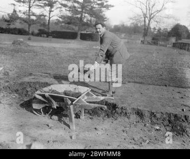 Ferme des acteurs populaires M. Henry Ainley consacre son temps libre à sa ferme à Chart Lodge , Seal 21 mars 1924 Banque D'Images