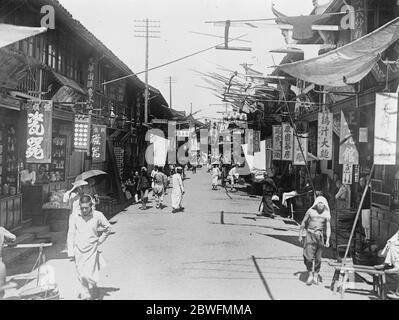 Shanghai . Une rue dans le vieux quartier de la ville. 17 juin 1925 Banque D'Images