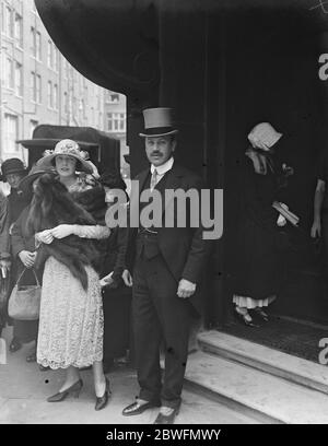 Le mariage de Lord Dalmeny Lord Dalmeny , l'héritier du comte de Rosebery et Eva Lady Belper quittent le bureau du registre des Princes Row après leur mariage le 24 juin 1924 Banque D'Images