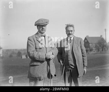 Golf parlementaire . Chambre des communes contre Sandy Lodge à North Wood . M. Baker et M. Andrew Youngs , députés du travail . 1er mars 1924 Banque D'Images