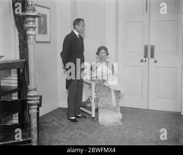 Bébé serbe prince baptisé . Le fils naissant du prince et de la princesse Paul de Serbie a été baptisé au White Lodge , à Richmond Park . Prince et la princesse Paul avec leur fils . 4 septembre 1924 Banque D'Images