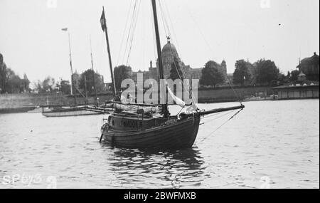 Où est le Commandant Maude ? Où est le Commandant Maude , qui navigue sans compagnie mais avec une édition de Shakespeare de Vancouver à Londres ? Le commandant Maude part de Victoria dans une boucle de type mory de 25 pieds appelée la demi-lune . La demi-lune quittant le port de Victoria . 11 juin 1925 Banque D'Images