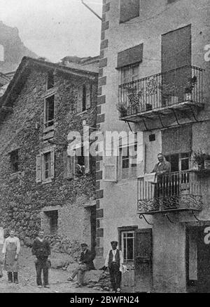 République d'Andorre . Encamps , la maison du syndic , ou Président de l'État miniature . Sur la photo, le Syndic est vu debout sur le balcon du 4 octobre 1926 Banque D'Images