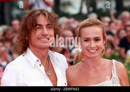 VENISE, ITALIE - SEPTEMBRE 12 : Sandrine Bonnaire et Luciano Ligabue assistent à la cérémonie de clôture du 66e Festival du film de Venise Banque D'Images