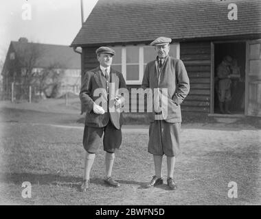 Golf parlementaire . Chambre des communes contre Sandy Lodge à North Wood . M. Stanley Holmes , député , et Sir W L Evans . 1er mars 1924 Banque D'Images