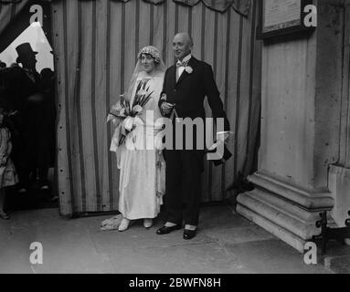 Mariage de la société à Londres . Le capitaine Gerald Graham Clarke et Miss Albertha Mildred Miles se sont mariés à St George's , Hanover Square . Mariée et mariée . 7 novembre 1923 Banque D'Images