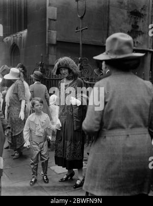 Mariage de l'année . L'honorable Monica Grenfell s'est mariée à St Margaret's au maréchal de l'air Sir John Salmond . Lady Violet Astor et son fils quittent . 3 juin 1924 Banque D'Images