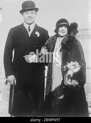 Le plus grand mariage de Chicago . M. H Howard et sa mariée , anciennement Mlle Loretta Hines , l'héritière de Chicago de cent millions de dollars , laissant New York sur le SS Paris pour leur lune de miel . Leur mariage aurait été l'un des plus somptueux de l'histoire de Chicago . 9 février 1925 Banque D'Images