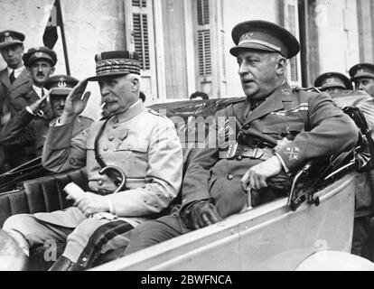 La guerre au Maroc . Une photographie du maréchal Petal ( à gauche ) et du général Primo de Riviera en roulant ensemble à Tetuan , à l'endroit où le maréchal a payé une visite spéciale . 4 août 1925 Banque D'Images