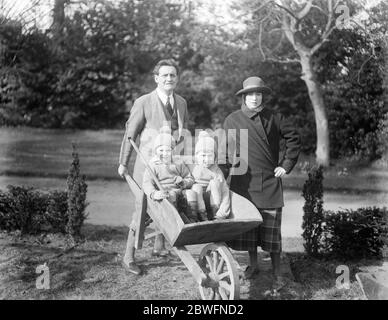 Ferme des acteurs populaires M. Henry Ainley consacre son temps libre à sa ferme à Chart Lodge , Seal 21 mars 1924 Banque D'Images