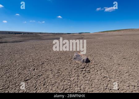 Réservoir Selset, Middleton, Teesdale, Co. Durham - 1er juin. Après l'un des plus secs mai jamais enregistré, les niveaux d'eau au réservoir Selset, Middleton à Teesdale, sont très bas, et ressemblent à un paysage lunaire dans certains endroits. Elle alimente Teesdale et Teeside et appartient à Northumbria Water, après avoir été construite en 1960. Crédit : Wayne HUTCHINSON/Alay Live News Banque D'Images