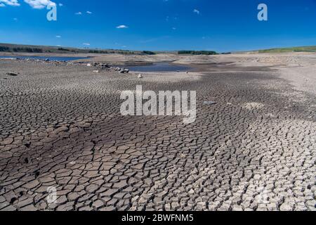 Réservoir Selset, Middleton, Teesdale, Co. Durham - 1er juin. Après l'un des plus secs mai jamais enregistré, les niveaux d'eau au réservoir Selset, Middleton à Teesdale, sont très bas, et ressemblent à un paysage lunaire dans certains endroits. Elle alimente Teesdale et Teeside et appartient à Northumbria Water, après avoir été construite en 1960. Crédit : Wayne HUTCHINSON/Alay Live News Banque D'Images