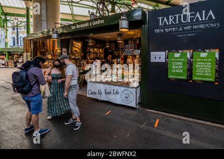 Londres, Royaume-Uni. 1er juin 2020. Les visiteurs semblent être heureux de pouvoir faire leurs courses à nouveau, certains portent des masques mais la plupart ne le font pas - le marché de Borough est maintenant largement ouvert, bien qu'il n'y ait pas de restaurant de type service de nourriture. La nouvelle étape de l'assouplissement des règles de verrouillage du gouvernement est entrée en vigueur aujourd'hui, permettant aux marchés aériens ouverts de s'ouvrir à nouveau avec des directives distanciantes. L'atténuation du « verrouillage » se poursuit pour l'épidémie de coronavirus (Covid 19) à Londres. Crédit : Guy Bell/Alay Live News Banque D'Images