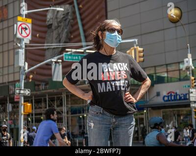 New York, New York, États-Unis. 31 mai 2020. Un manifestant portant un T-shirt Black Lives Matter à NYC Union Square protestant pacifiquement contre la mort de George Lloyd à Minneapolis. Quelques centaines de personnes se sont ralliées puis ont défilé vers divers endroits de New York. Crédit : Milo Hess/ZUMA Wire/Alay Live News Banque D'Images