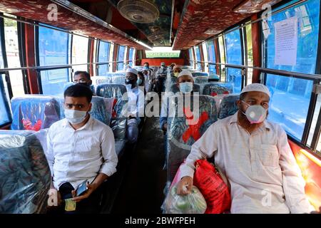 Dhaka, Bangladesh - 01 juin 2020 : les passagers sont vus assis à l'intérieur d'un bus interdistrict maintenant une distance sociale. Le service d'autobus a repris après Ove Banque D'Images