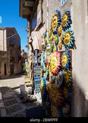 L'une des œuvres d'art typiques d'une petite ville de Sicile, Erice, est la poterie colorée faite à la main. Banque D'Images