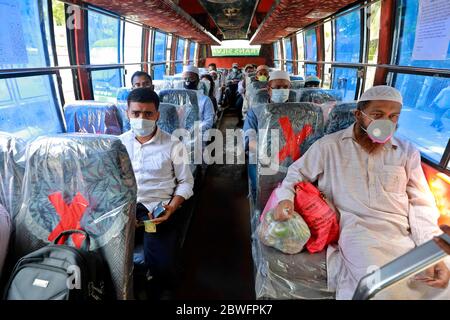 Dhaka, Bangladesh - 01 juin 2020 : les passagers sont vus assis à l'intérieur d'un bus interdistrict maintenant une distance sociale. Le service d'autobus a repris après Ove Banque D'Images