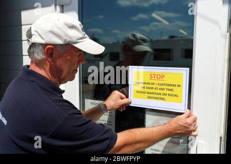 Ian Stamp met des signes de distanciation sociale au Reading Caravan and Motorhome Center après l'introduction de mesures pour soulager l'Angleterre hors de son verrouillage. Banque D'Images