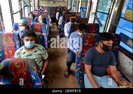 Dhaka, Bangladesh - 01 juin 2020 : les passagers sont vus assis à l'intérieur d'un bus interdistrict maintenant une distance sociale. Le service d'autobus a repris après Ove Banque D'Images