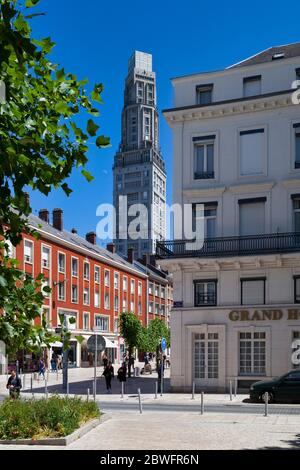 Amiens, France - Mai 29 2020 : la tour Perret est un immeuble résidentiel et de bureaux situé place Alphonse-Fiquet, en face de la Gare du Nord. Banque D'Images