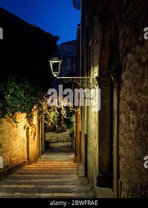 une rue étroite dans une petite ville sicilienne appelée piazza armerina Banque D'Images