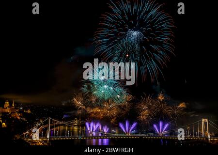 Feux d'artifice en Hongrie à Budapest sur le Danube Banque D'Images