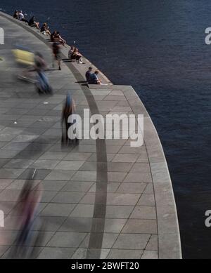 Berlin, Allemagne. 1er juin 2020. Beaucoup de gens sont attirés par la Spree dans le quartier du gouvernement quand les températures sont ensoleillées. (Exposition longue durée) crédit : Paul Zinken/dpa-zb-Zentralbild/dpa/Alamy Live News Banque D'Images