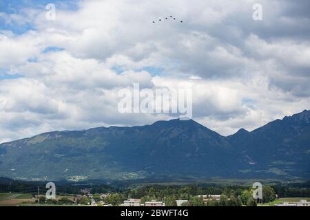 Un aperçu des avions de chasse F-16 de la Force aérienne des États-Unis survolant les hôpitaux et les sites d'essais Covid-19 en Slovénie.six avions de chasse F-16 de la 31e aile de chasseurs de l'USAF stationnés à Aviano, en Italie, Et trois PC-9 de la Force aérienne slovène du 15e régiment de la Force aérienne slovène ont survolé conjointement des hôpitaux et des sites d'essai Covid-19 en Slovénie pour honorer le premier jour officiel de la fin de l'épidémie en Slovénie, Et remercier tout le personnel médical et les autres pour leurs efforts durant l'épidémie de Covid-19. Banque D'Images