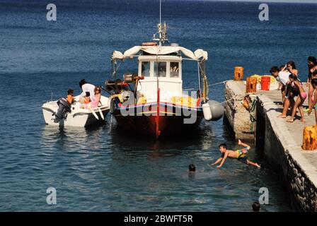 Grèce, île de Karpathos, gens ayant le temps de rafraîchissement au port de Diafani, août 16 2008. Banque D'Images