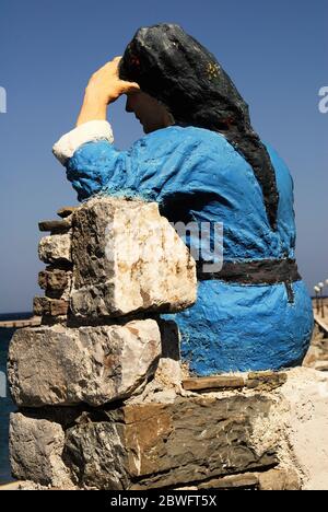 Grèce, île de Karpathos, statue de femme vêtue de costume traditionnel au port de Diafani, août 16 2008. Banque D'Images