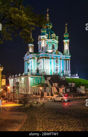 Andriyivskyy Descent est une descente historique reliant la haute ville de Kiev et le quartier de Podil la nuit. Banque D'Images