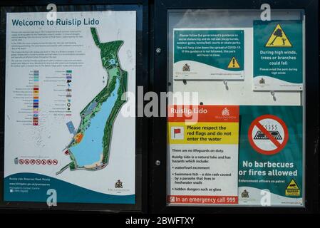 Londres, Royaume-Uni. 1er juin 2020. Météo au Royaume-Uni - UN panneau à l'entrée de Ruislip Lido dans le nord-ouest de Londres indiquant aux gens de ne pas entrer dans l'eau car elle contient des dangers potentiellement dangereux pour la santé humaine. Le conseil de Hillingdon a fermé la plage au public après plusieurs jours où le public n'adhéraient pas à la distanciation sociale, les restrictions de confinement en cas de pandémie du coronavirus ayant été assouplies par le gouvernement britannique. Le premier jour de l'été météorologique, les visiteurs qui ont voyagé hors de la région ont eu recours au soleil sur n'importe quelle zone d'herbe qu'ils pourraient trouver. Crédit: Stephen Chung / Al Banque D'Images