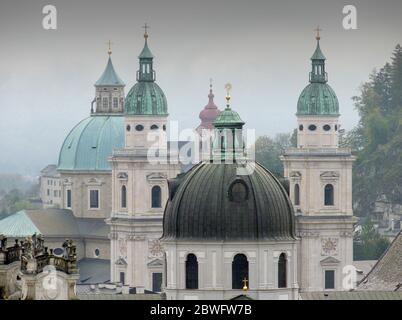 L'église des clochers et des dômes sur la ligne d'horizon de la ville des Alpes orientales de Salzbourg, Autriche. Y compris la cathédrale de Salzbourg, la vieille ville est la Banque D'Images