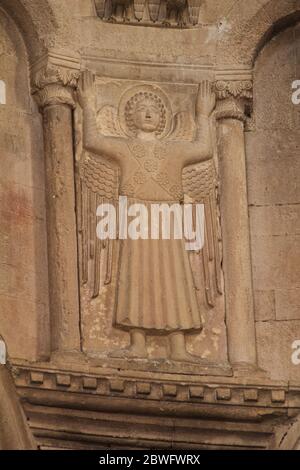 Ange priant avec ses bras élevés au ciel - style roman-byzantin - Cathédrale Saint Cyriacus le Martyr - Ancône, Marche, Italie Banque D'Images