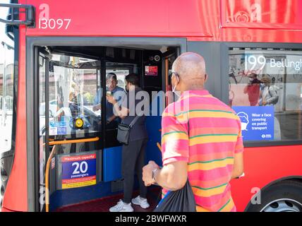 De nouveaux autocollants sur les autobus rappellent aux navetteurs la distance sociale pendant la pandémie COVID-19. Bus à impériale, route 199, Lewisham. 30 mai 2020. Banque D'Images