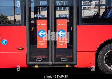 De nouveaux autocollants sur les autobus rappellent aux navetteurs la distance sociale pendant la pandémie COVID-19. Bus à impériale, route 199, Lewisham. 30 mai 2020. Banque D'Images