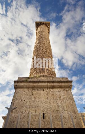 La colonne de marbre dorique construite en l'honneur du roman empereur Marcus Aurelius (AD 193) - Rome Banque D'Images