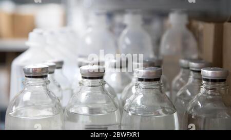 Flacons médicaux, flacon de vaccin dans une étagère de stockage, flou artistique, arrière-plan flou. Ligne d'ampoules avec médicament. Équipement de laboratoire Banque D'Images