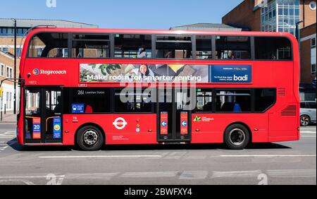 De nouveaux autocollants sur les autobus rappellent aux navetteurs la distance sociale pendant la pandémie COVID-19. Bus à impériale, route 261, Lewisham. 30 mai 2020. Banque D'Images