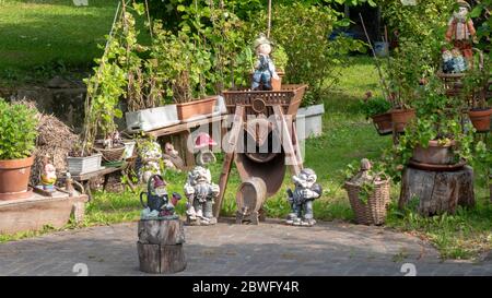 Il y a plein de nains de jardin et de pantalons Banque D'Images