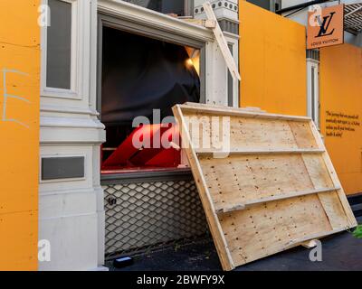 New York, New York, États-Unis. 1er juin 2020. New York, New York, États-Unis : un magasin Louis Vuitton de SoHo a été vandalisé et pillé lors d'émeutes nocturnes dans la ville. Crédit: Corine Sciboz/ZUMA Wire/Alay Live News Banque D'Images