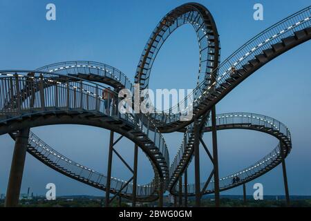 Duisburg, Allemagne – 28 août 2018 : fragment de sculpture sur montagnes russes Tiger & Turtle à pied sur Magic Mountain. La construction est un éclairage Banque D'Images