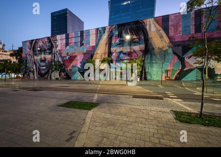 Vue sur la grande fresque grafitti avec des visages géants de rue dans le centre-ville, Rio de Janeiro, Brésil Banque D'Images