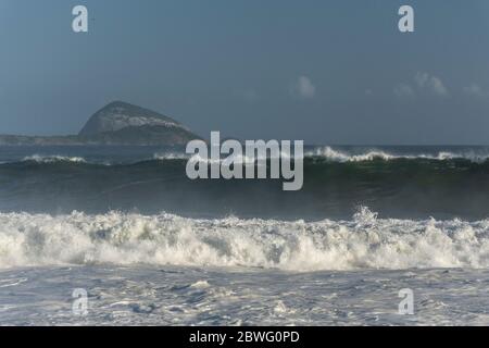 Belle vue sur les grandes vagues qui s'écrasant lors d'une journée difficile à Leblon Beach, Rio de Janeiro, Brésil Banque D'Images