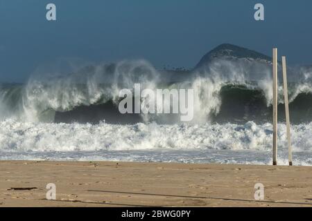 Belle vue sur les grandes vagues qui s'écrasant lors d'une journée difficile à Leblon Beach, Rio de Janeiro, Brésil Banque D'Images