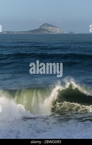 Belle vue sur les grandes vagues qui s'écrasant lors d'une journée difficile à Leblon Beach, Rio de Janeiro, Brésil Banque D'Images